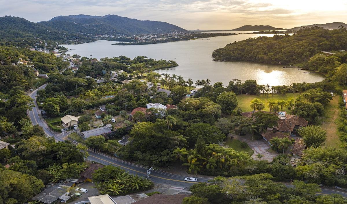 perto do mar, da lagoa e cercado de floresta