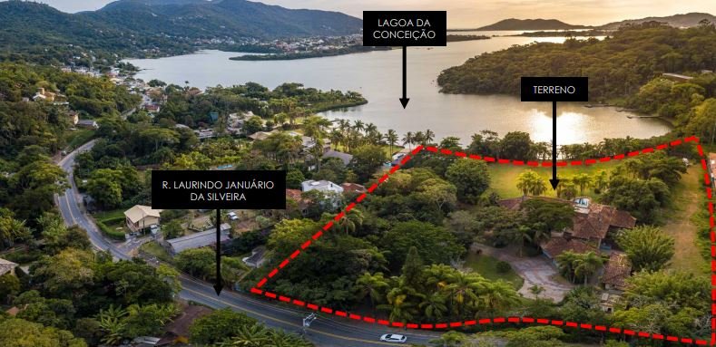 perto do mar, da lagoa e cercado de floresta