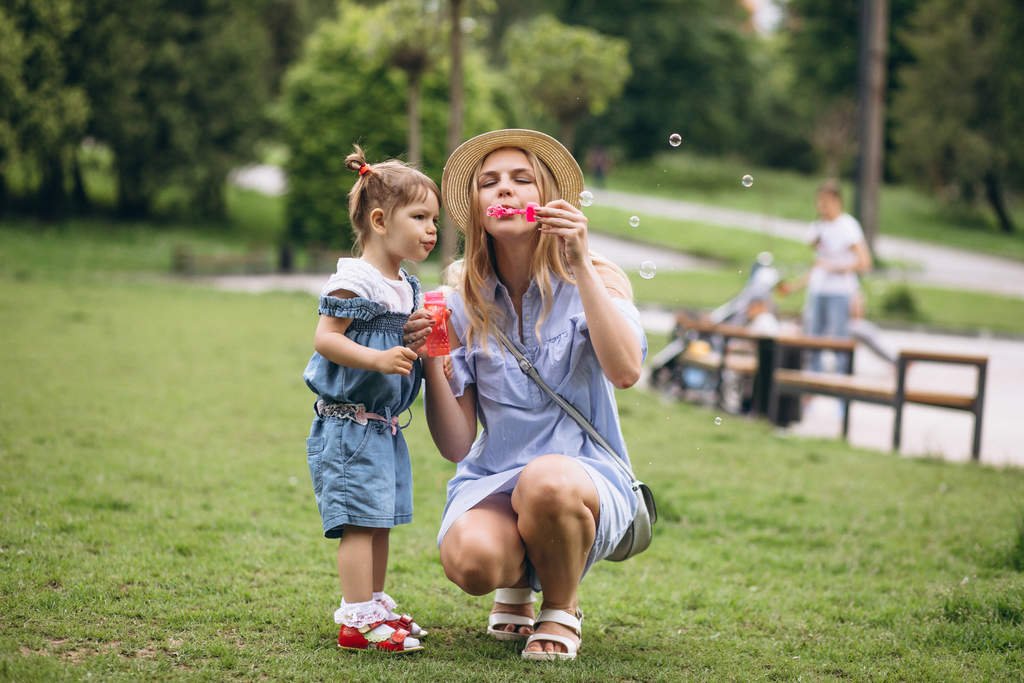 mãe e filha se divertindo em parque no bairro estreito florianópolis